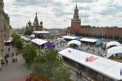 Москва.  Посетители книжного фестиваля `Красная площадь`.