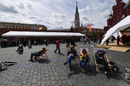 Москва. Посетители книжного фестиваля `Красная площадь`.