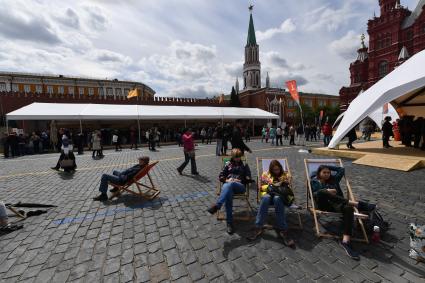 Москва.  Посетители книжного фестиваля `Красная площадь`.