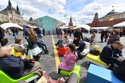 Москва.  Посетители книжного фестиваля `Красная площадь`.