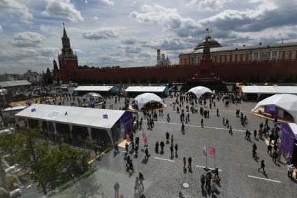 Москва.  Посетители книжного фестиваля `Красная площадь`.