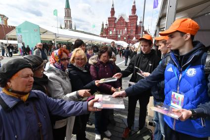 Москва.  Стенд издательства `Комсомольская правда`  на книжном фестивале `Красная площадь`.