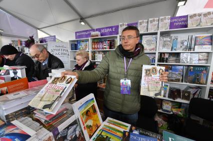 Москва.  Стенд издательского дома `Комсомольская правда`  на книжном фестивале `Красная площадь`.