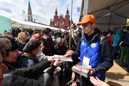 Москва.  Стенд издательства `Комсомольская правда`  на книжном фестивале `Красная площадь`.