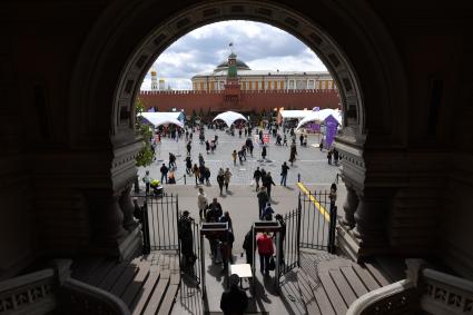 Москва.  Посетители книжного фестиваля `Красная площадь`.