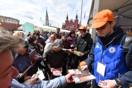 Москва. Стенд издательства `Комсомольская правда` на книжном фестивале `Красная площадь`.