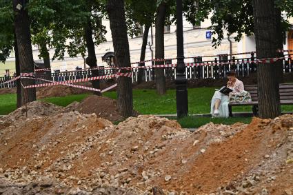 Москва.  Девушка  читает книгу на Тверском  бульваре.