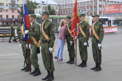 Барнаул. Выпускники военной кафедры АлтГТУ имени И.И.Ползунова  во время  торжественного построения на площади Советов.