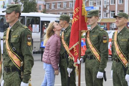 Барнаул. Выпускники военной кафедры АлтГТУ имени И.И.Ползунова  во время  торжественного построения на площади Советов.