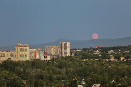 Красноярск. Красная луна над городом