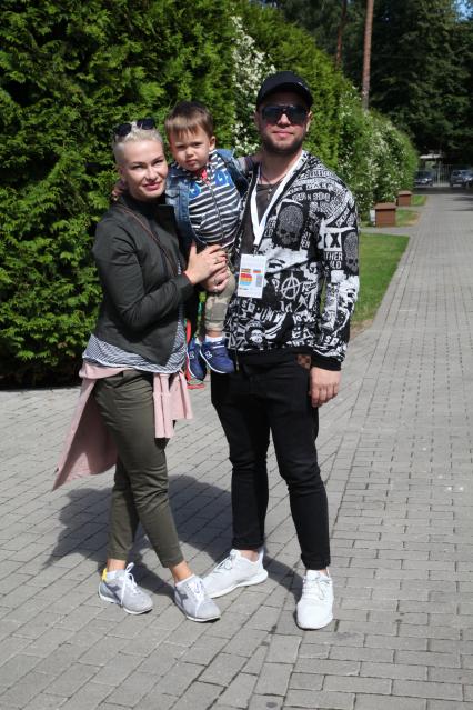 Диск 227. Участник группы  Градусы Роман Пашков  с женой и сыном