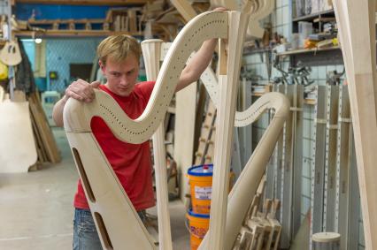 Санкт-Петербург. Производство педальных арф в компании Resonance Harps.