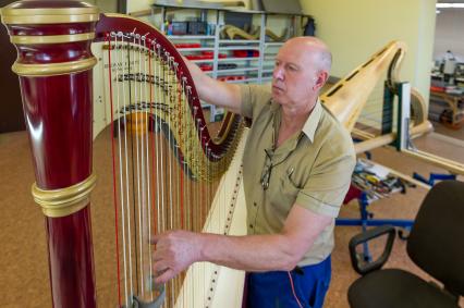 Санкт-Петербург. Производство педальных арф в компании Resonance Harps.