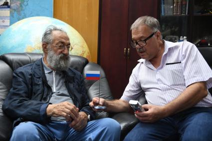 Москва. Член комитета Госдумы РФ по международным делам, президент Межрегиональной общественной организации `Ассоциация полярников` Артур Чилингаров и политический обозреватель `Комсомольской правды` Александр Гамов (слева направо) во время интервью.
