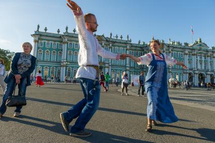 Санкт-Петербург. Участники `Большого хоровода мира` на Дворцовой площади.