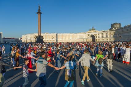 Санкт-Петербург. Участники `Большого хоровода мира` на Дворцовой площади.