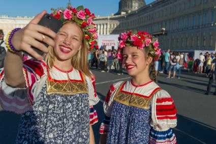 Санкт-Петербург. Участницы `Большого хоровода мира` на Дворцовой площади.