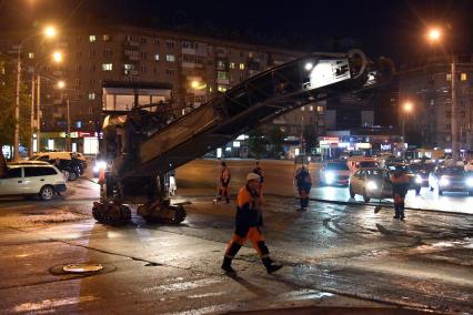 Новосибирск. Рабочие во время укладки асфальта на одной из улиц города