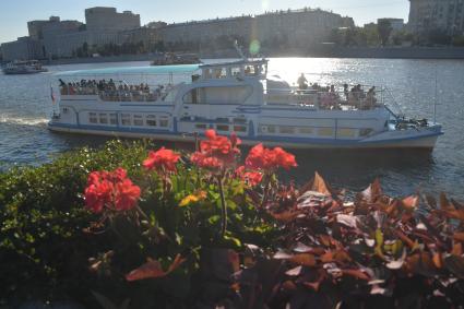 Москва. Прогулочный теплоход `Алина Танго` на Москве-реке.