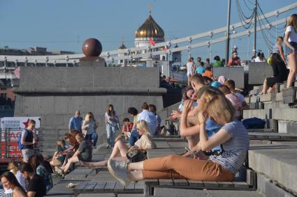 Москва. Горожане отдыхают на Пушкинской набережной в парке Горького.