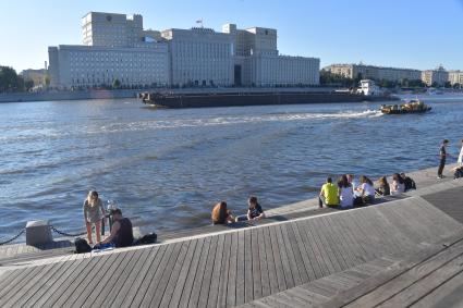 Москва. Горожане отдыхают на Пушкинской набережной в парке Горького.