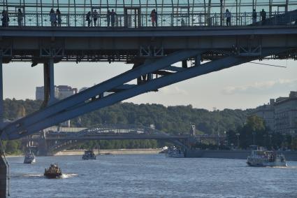 Москва.  Вид на  прогулочные теплоходы на Москве-реке.