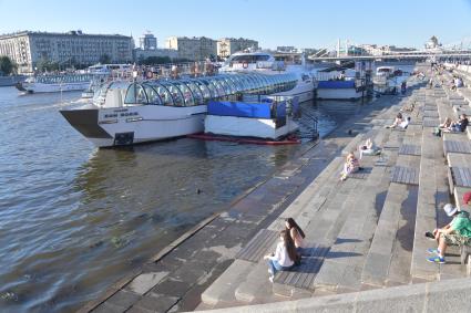 Москва. Горожане отдыхают на Пушкинской набережной в парке Горького.