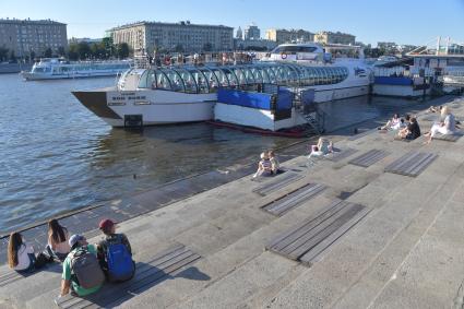 Москва. Горожане отдыхают на Пушкинской набережной в парке Горького.