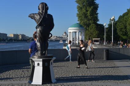 Москва.   Памятник `Водолаз-маяк`   на Пушкинской набережной Парка Горького.