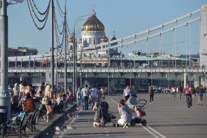 Москва. Горожане гуляют в парке Горького.