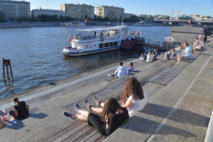 Москва. Горожане отдыхают на Пушкинской набережной в парке Горького.