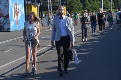 Москва.   Горожане  в парке Горького.