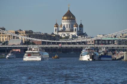 Москва.  Вид на Крымский мост, Храм Христа Спасителя и прогулочные теплоходы на Москве-реке.