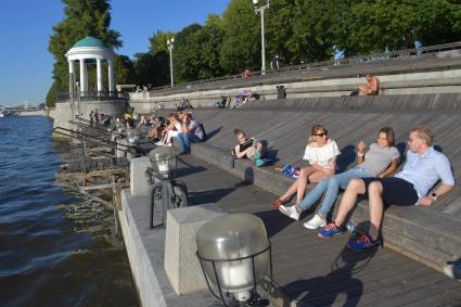 Москва. Горожане отдыхают на Пушкинской набережной в парке Горького.