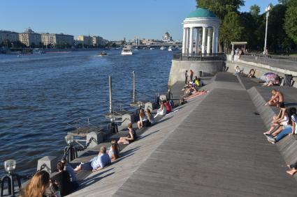 Москва. Горожане отдыхают на Пушкинской набережной в парке Горького.