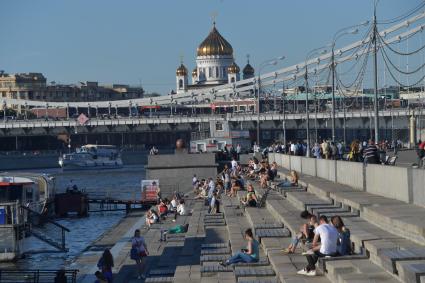 Москва. Горожане отдыхают на Пушкинской набережной в парке Горького.