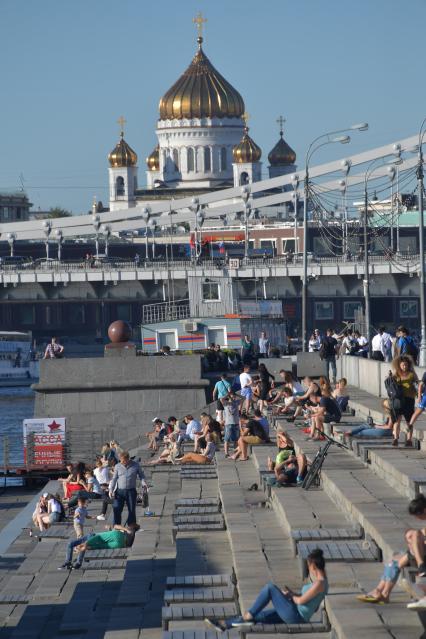 Москва. Горожане отдыхают на Пушкинской набережной в парке Горького.