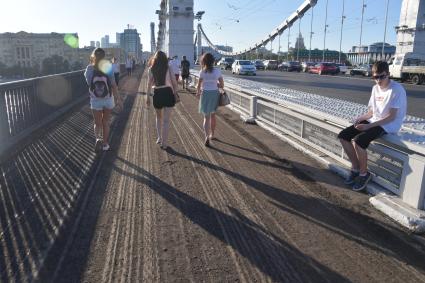 Москва. Прохожие на Крымском мосту.