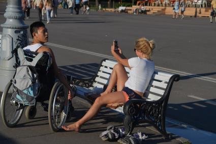 Москва.  Молодые люди  в парке Горького.