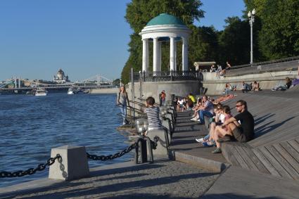 Москва. Горожане отдыхают на Пушкинской набережной в парке Горького.