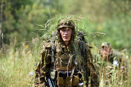 Новосибирская область.   Военнослужащий Республики Беларусь во время прохождения `Тропы разведчика` на этапе международного конкурса `Отличники войсковой разведки` в рамках Армейских международных игр-2017 на полигоне Кольцово.