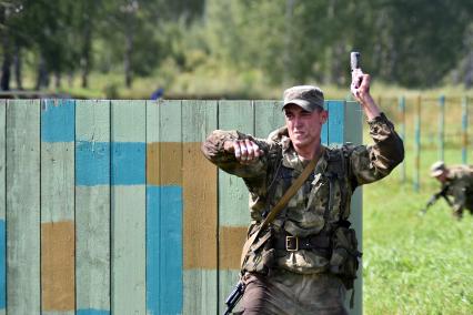 Новосибирская область. Российский военнослужащий  во время прохождения `Тропы разведчика` на этапе международного конкурса `Отличники войсковой разведки` в рамках Армейских международных игр-2017 на полигоне Кольцово.