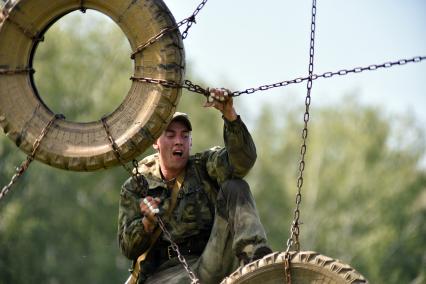 Новосибирская область. Российский военнослужащий  во время прохождения `Тропы разведчика` на этапе международного конкурса `Отличники войсковой разведки` в рамках Армейских международных игр-2017 на полигоне Кольцово.