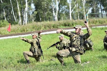 Новосибирская область. Российские военнослужащие  во время прохождения `Тропы разведчика` на этапе международного конкурса `Отличники войсковой разведки` в рамках Армейских международных игр-2017 на полигоне Кольцово.