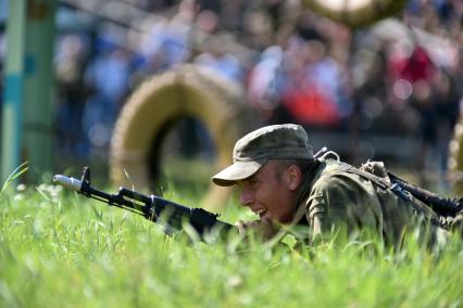 Новосибирская область. Российский военнослужащий  во время прохождения `Тропы разведчика` на этапе международного конкурса `Отличники войсковой разведки` в рамках Армейских международных игр-2017 на полигоне Кольцово.