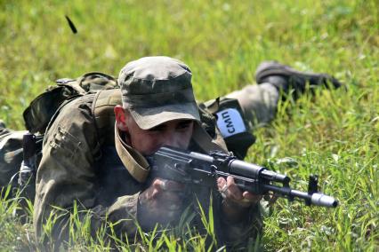 Новосибирская область. Российский военнослужащий  во время прохождения `Тропы разведчика` на этапе международного конкурса `Отличники войсковой разведки` в рамках Армейских международных игр-2017 на полигоне Кольцово.