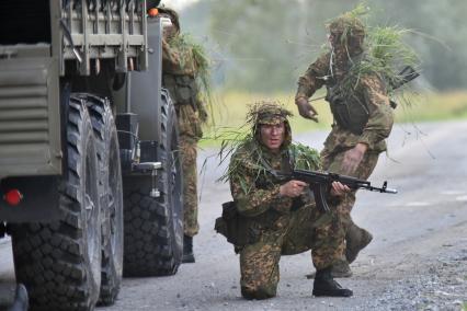Новосибирская область. Военнослужащие Республики Беларусь во время прохождения `Тропы разведчика` на этапе международного конкурса `Отличники войсковой разведки` в рамках Армейских международных игр-2017 на полигоне Кольцово.