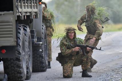 Новосибирская область.   Военнослужащие Республики Беларусь во время прохождения `Тропы разведчика` на этапе международного конкурса `Отличники войсковой разведки` в рамках Армейских международных игр-2017 на полигоне Кольцово.