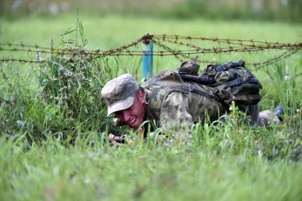 Новосибирская область. Российский военнослужащий  во время прохождения `Тропы разведчика` на этапе международного конкурса `Отличники войсковой разведки` в рамках Армейских международных игр-2017 на полигоне Кольцово.