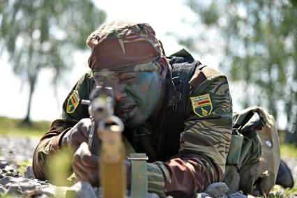 Новосибирская область. Военнослужащий из Зимбабве во время прохождения `Тропы разведчика` на этапе международного конкурса `Отличники войсковой разведки` в рамках Армейских международных игр-2017 на полигоне Кольцово.